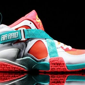 Nike Air Raid
Color: White/Atomic Mango-Turbo Gree